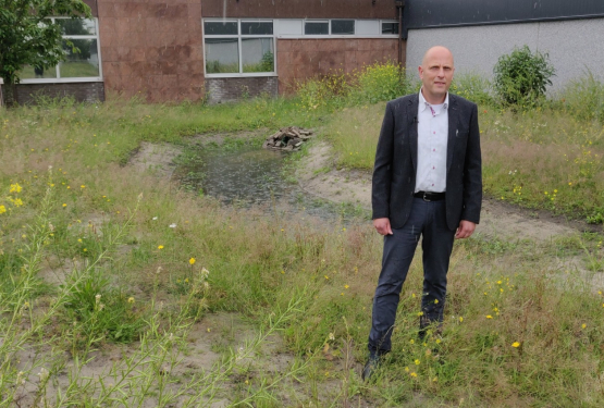 Medewerker bij biodiversiteitswadi