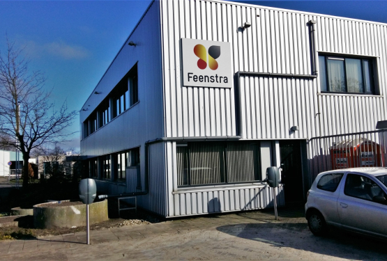 Bedrijfsgebouw Feenstra met parkeerplaats